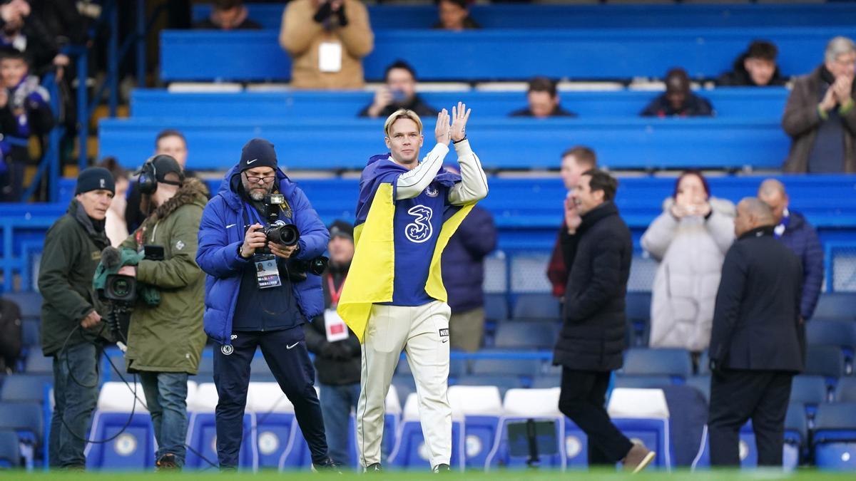 Mykhailo Mudryk es presentado en el descanso del Chelsea-Crystal Palace en Stamford Bridge