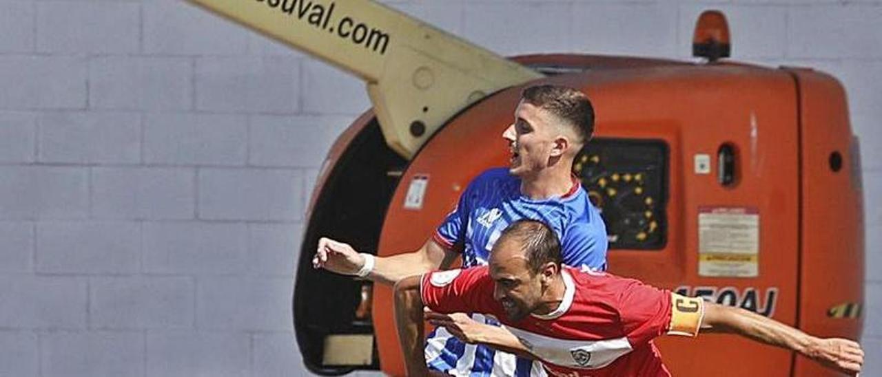 Ródenas disputa un balón con Guaya en el partido ante el Marino. | R. Solís