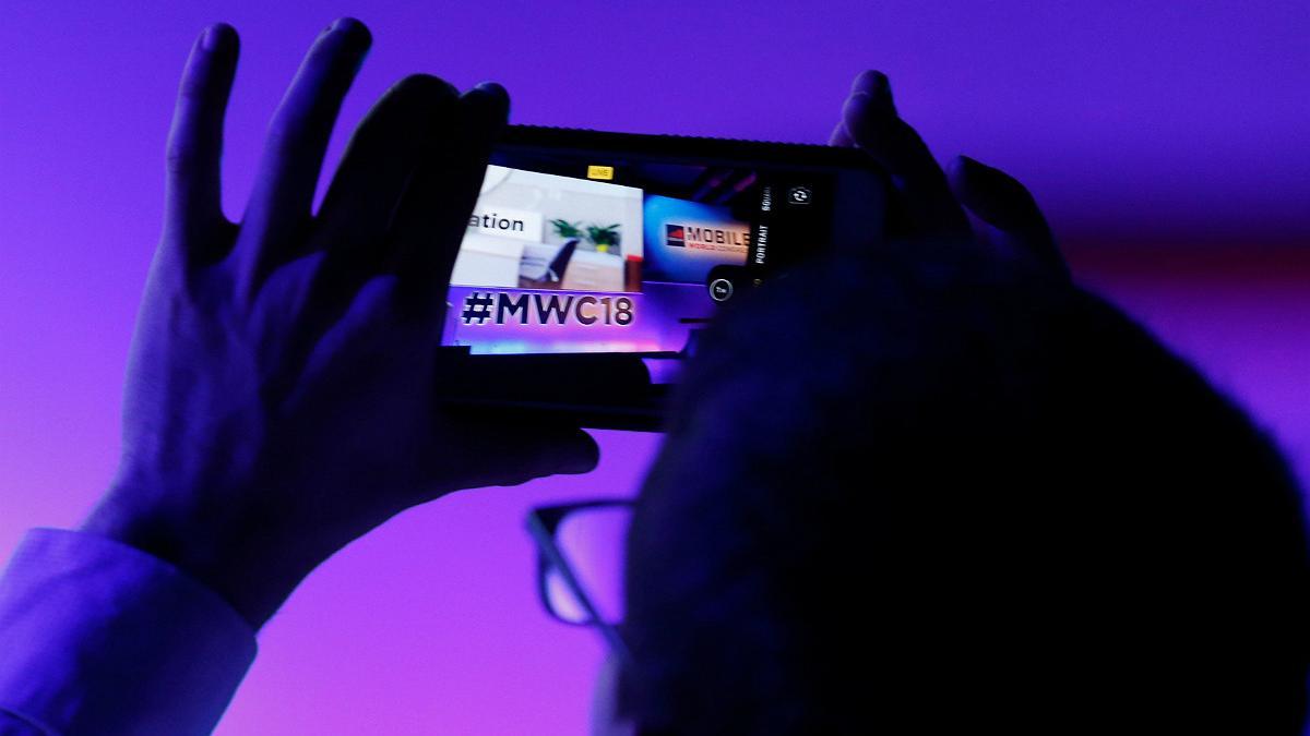 Prueba de un móvil en el MWC.