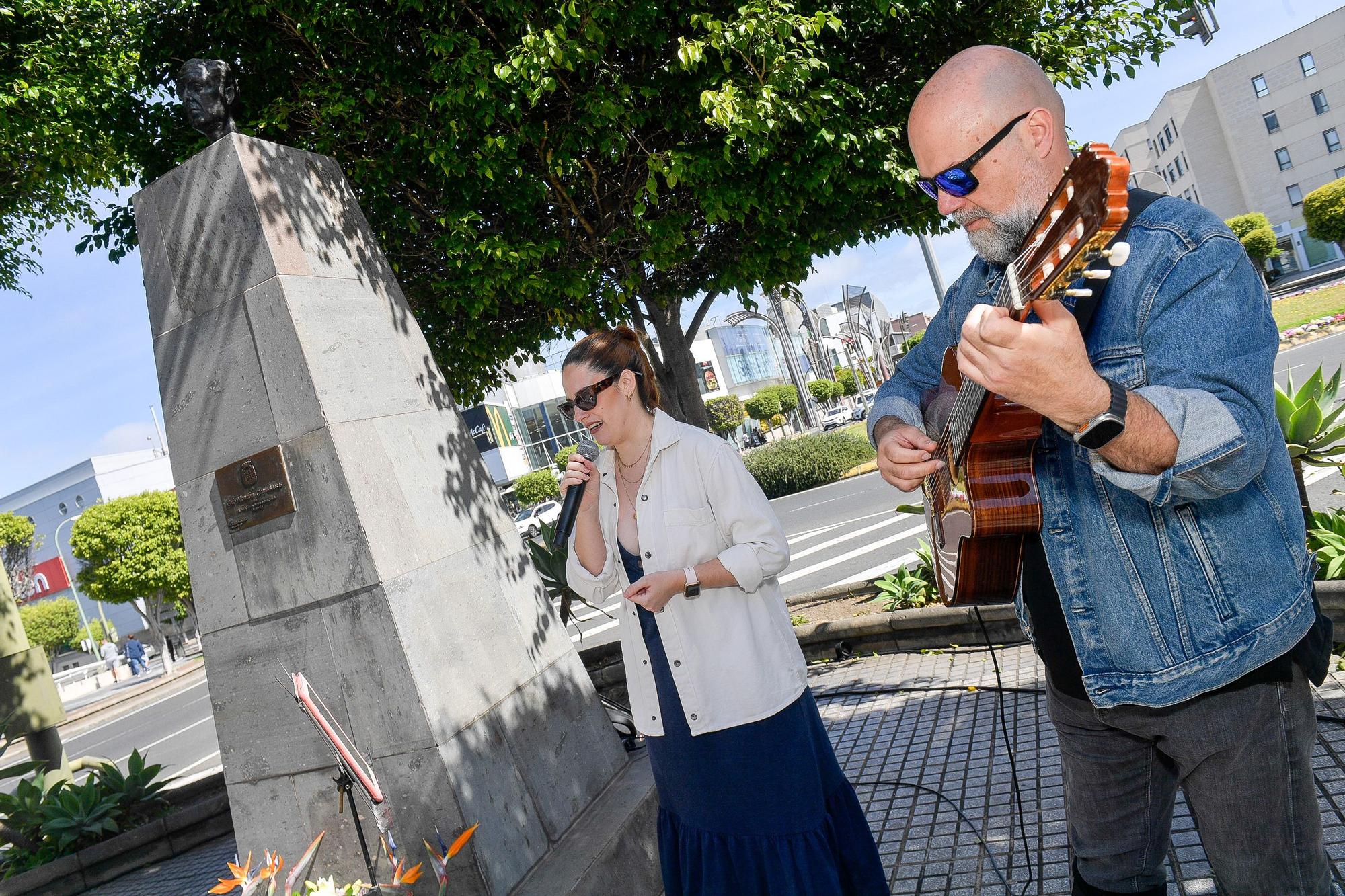 Ofrenda floral en homenaje a Felo Monzón