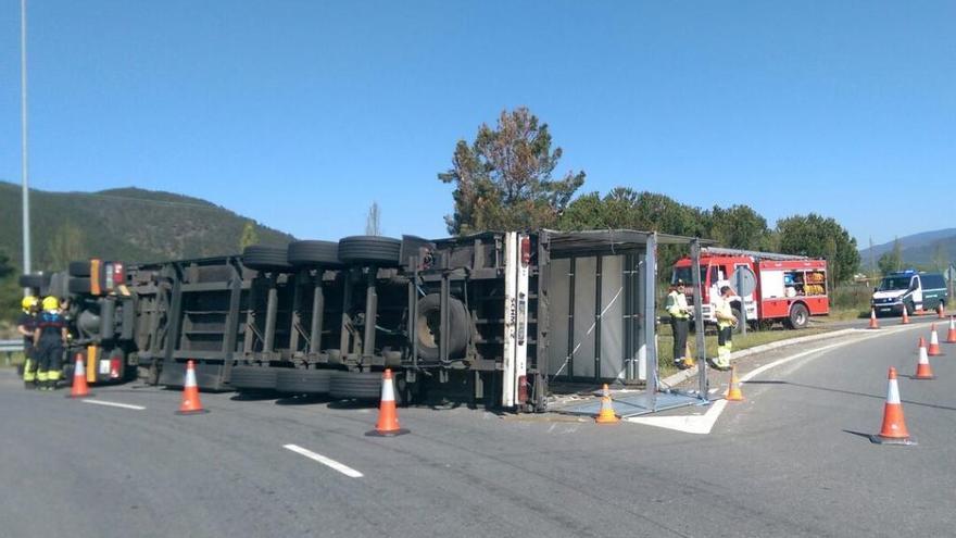 Plataforma volcada y carril cortado en Verín. // FdV