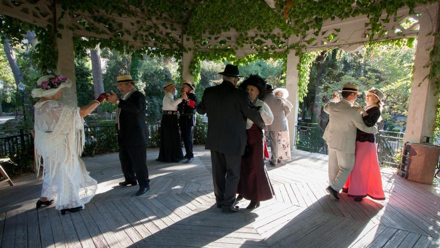 Parejas bailando en la Glorieta durante la Feria Modernista de 2017.