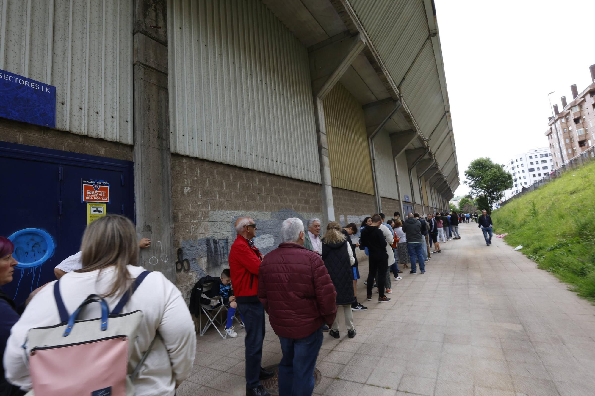 EN IMÁGENES: Impresionantes colas para asistir a la final por el ascenso del Avilés