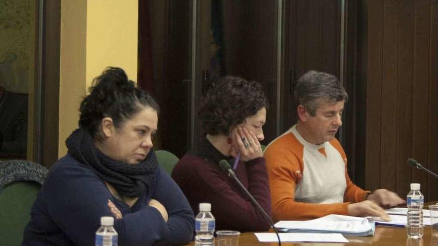 Consuelo Álvarez (IU), entre Isabel Fernández (Somos) y José María Vega (IU), instantes después de que el Pleno tumbase el proyecto.