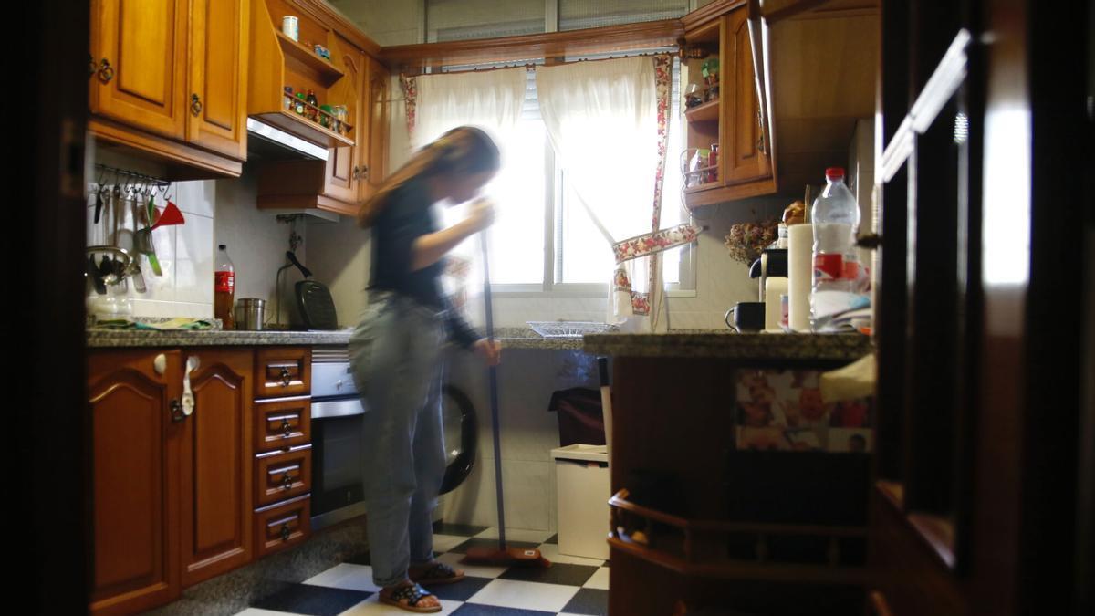 Una ama de casa limpia una cocina en una imagen de archivo.
