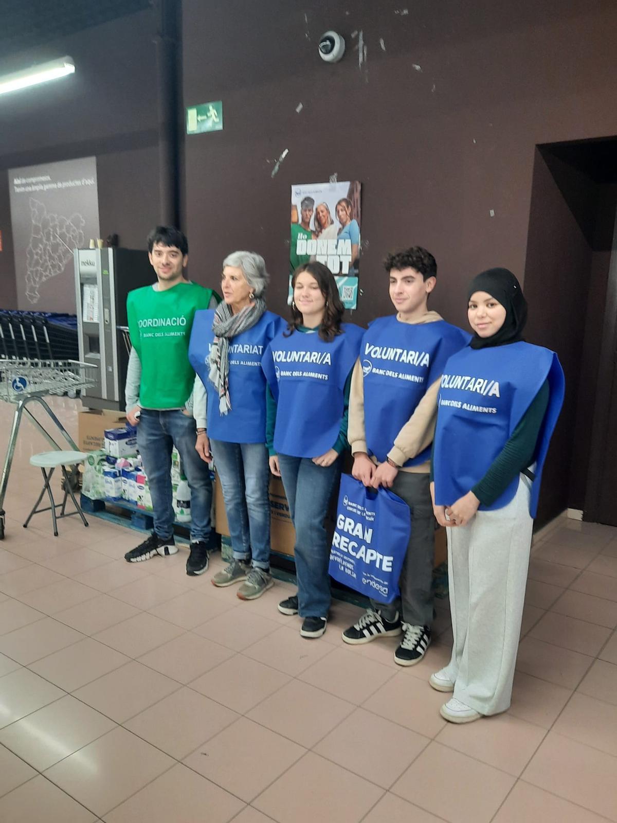 Voluntariat del Gran Recapte al supermercat Caprabo de Berga. A la foto, Pere Barniol, coordinador del supermercat; Andrea Corominas, regidora de Salut i Drets Socials, i la Laia, el Biel i la Khadija, estudiants de l'Institut Guillem de Berguedà