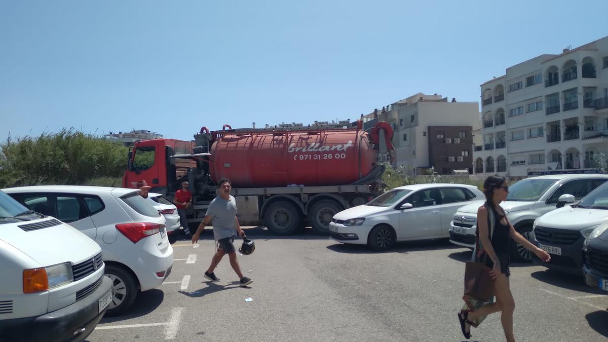 Un camión retira parte del caudal de aguas fecales. D.I.