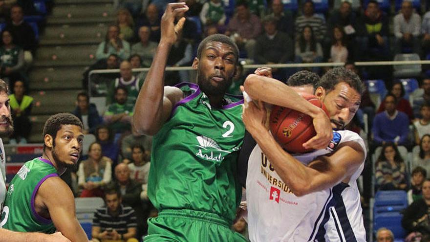 Viny Okouo lucha por un balón con Sadiel Rojas.