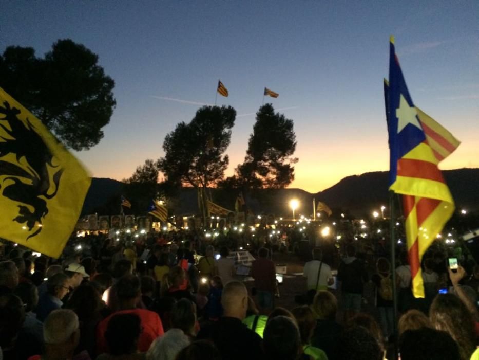 Una multitud omple Lledoners com mai en la vigília de 1-O