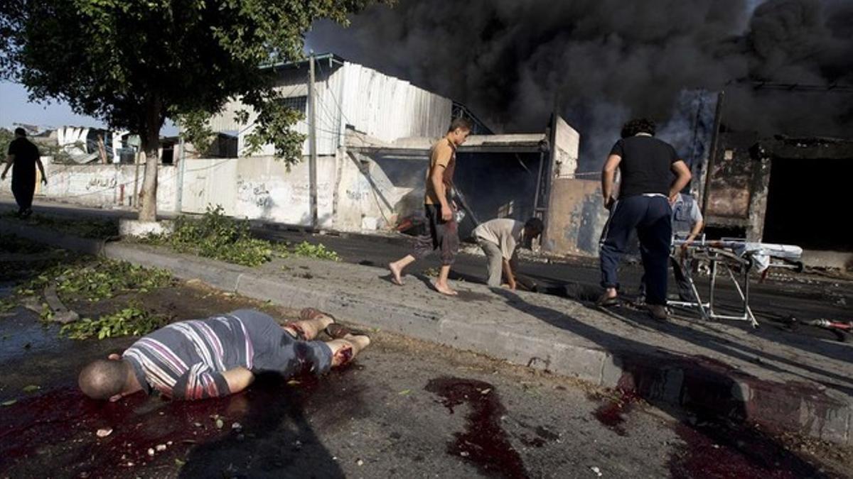 El cadáver de una de las víctimas del ataque israelí al mercado de Gaza.