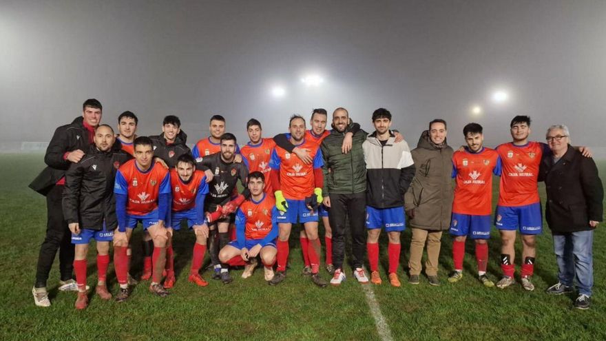 La Virgen del Camino levanta el Trofeo en un intenso duelo ante el CD Benavente | CEDIDA