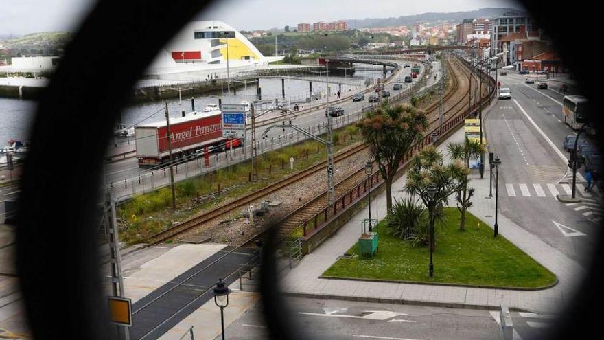 Las vías de ferrocarril, junto a la ría, con el Centro Niemeyer al fondo.