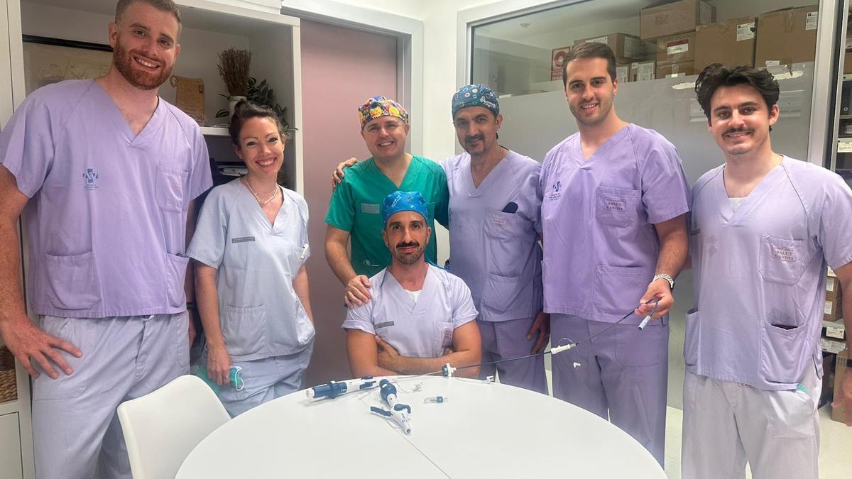 El equipo médico que ha llevado a cabo la implantación del marcapasos sin cables.