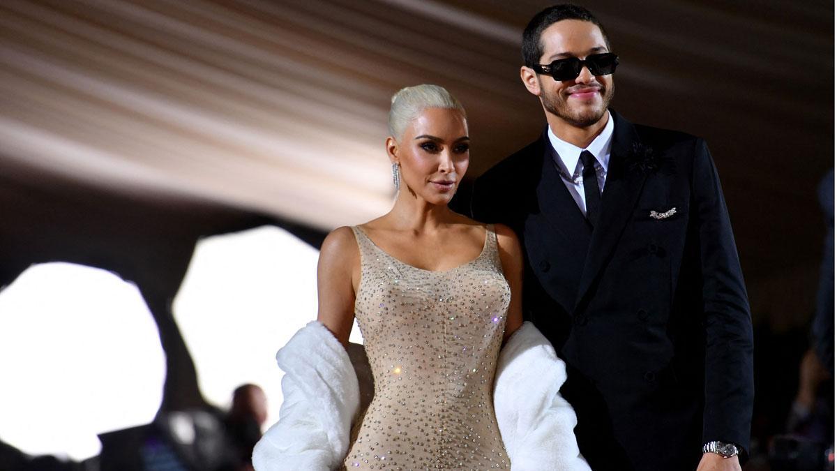 Kim Kardashian y Pete Davidson, a su llegada a la Met Gala 2022 en Nueva York. Kardashian ha llevado el vestido con el que Marilyn Monroe cantó ‘Happy Birthday, Mr. President’.