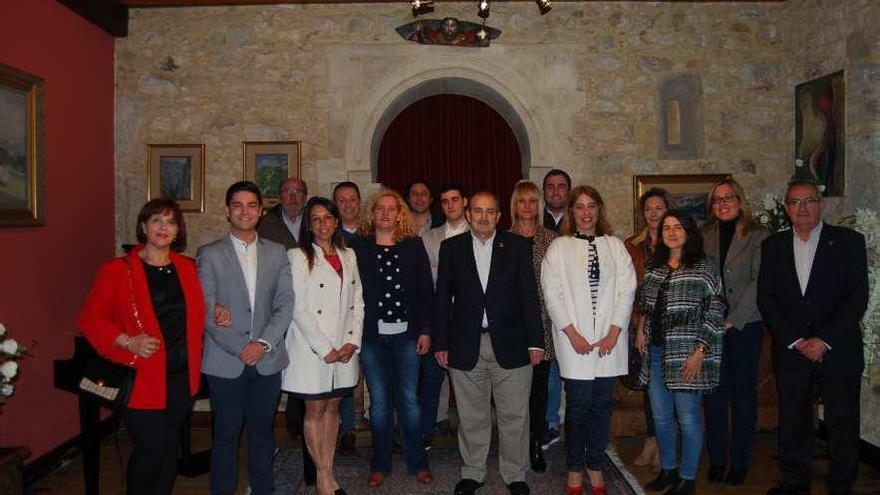 Miembros de la candidatura del Partido Popular (PP) de Llanera, ayer, en el castillo de San Cucao.