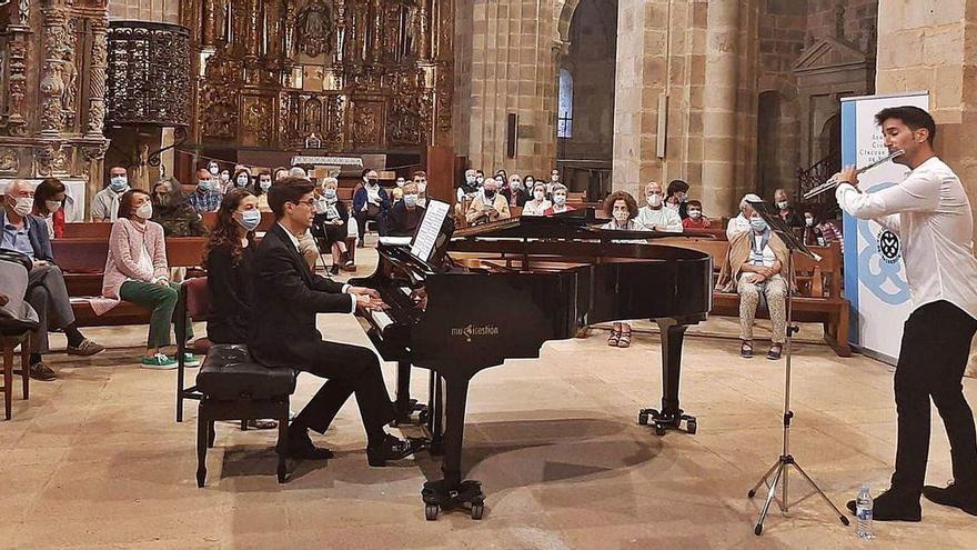 Alejandro Jardón y Fernando Santirso, durante su concierto de ayer en la iglesia de Valdediós.