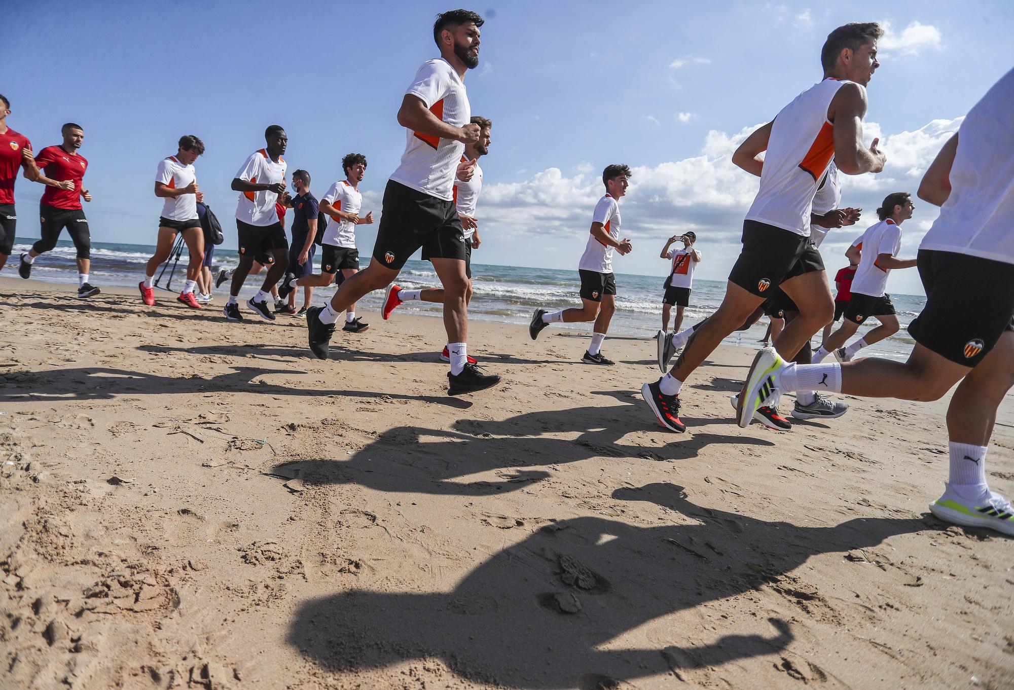 El Valencia CF se entrena en la playa