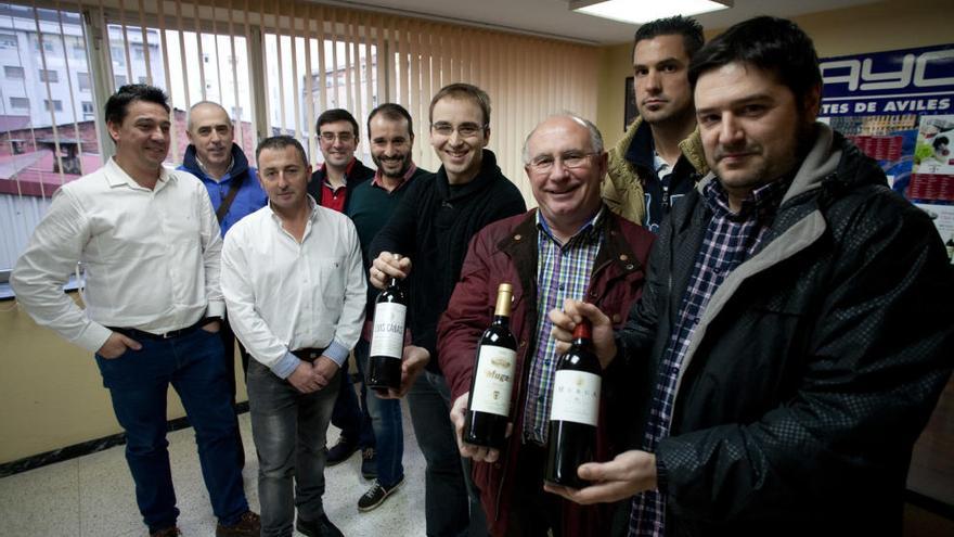 Algunos de los integrantes del Club del Vino, en un pasado acto promocional.