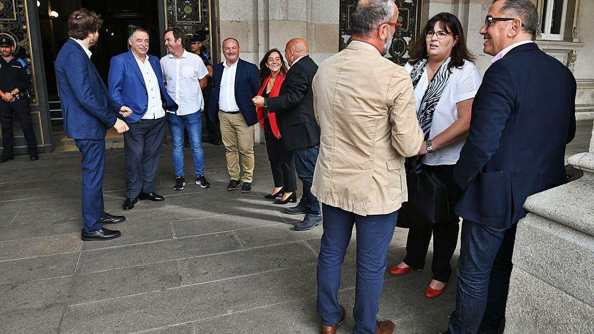 Los alcaldes de la comarca en la entrada de María Pita antes de una reunión.