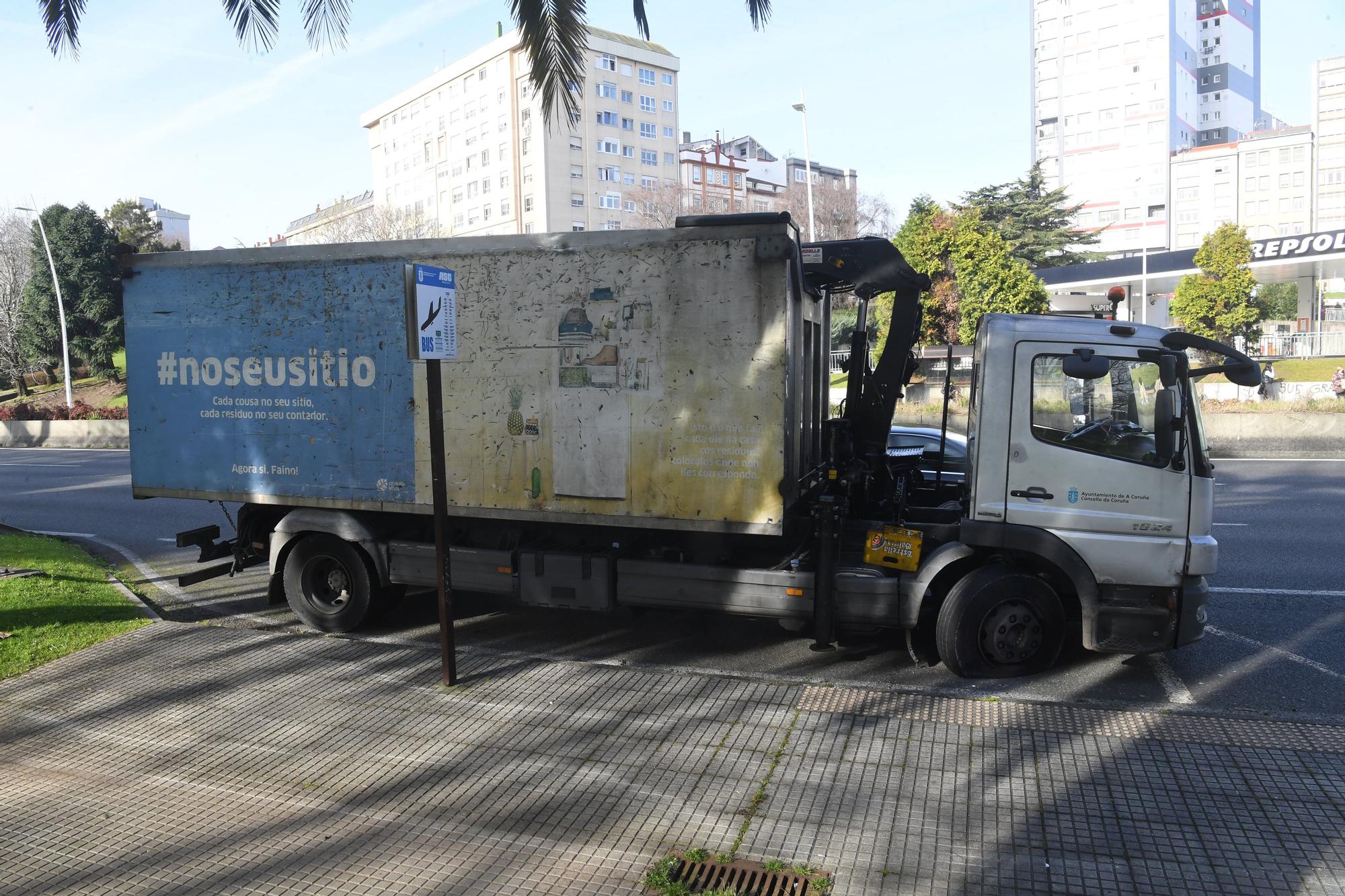 El Concello denuncia el "sabotaje" a al menos una veintena de camiones de la recogida de basura en A Coruña