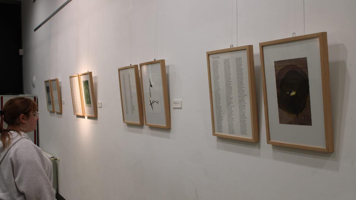 Una visitante, en la exposición.