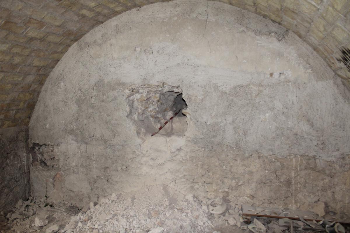 Las excavaciones arqueológicas en la bóveda de la sala inferior izquierda del altar mayor de la iglesia de Monforte del Cid.