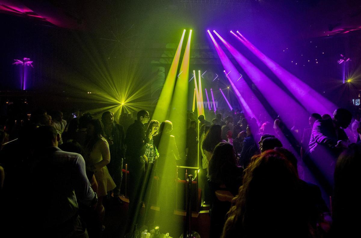 Archivo - Ambiente durante una fiesta de Nochevieja en Madrid.