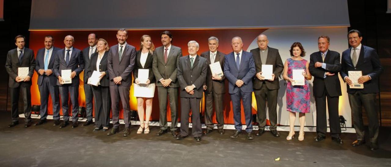 Los premiados durante la gala, con las autoridades y el presidente del Colegio, Francisco Menargues (en el centro).