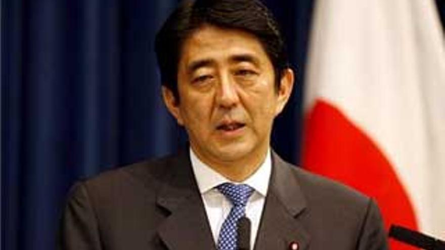Dimite el primer ministro japonés por la falta de confianza en su gestión