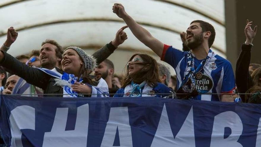 Representantes de la peña Chamberí, en El Sadar hace doce días.