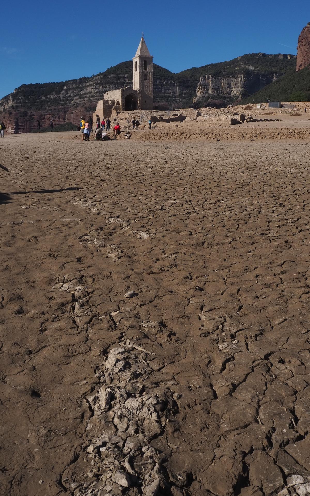 Turismo de sequía en el pantano de Sau.