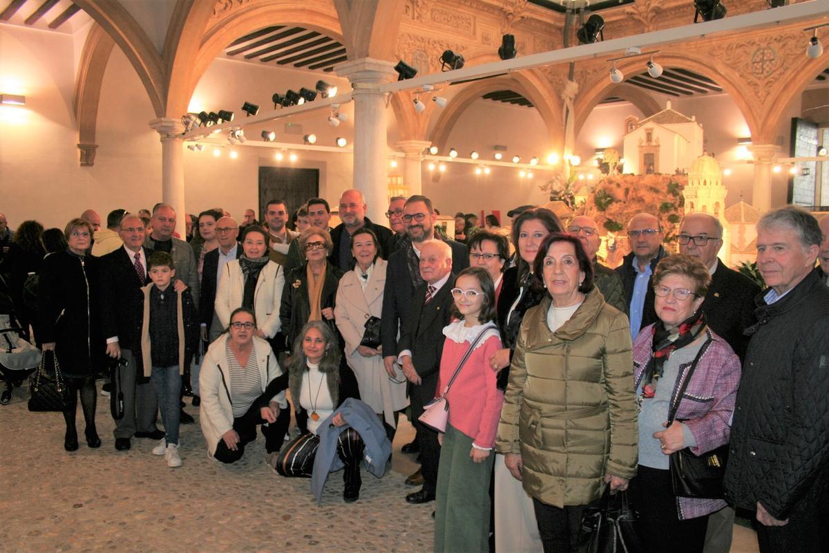 Los Belenistas que montaban la maqueta posaban en foto de familia.