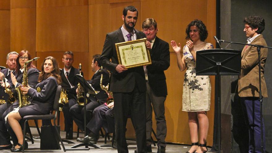 Arturo Albero tras recibir el primer premio por su marcha solemne «El Camí de Sant Jordi»