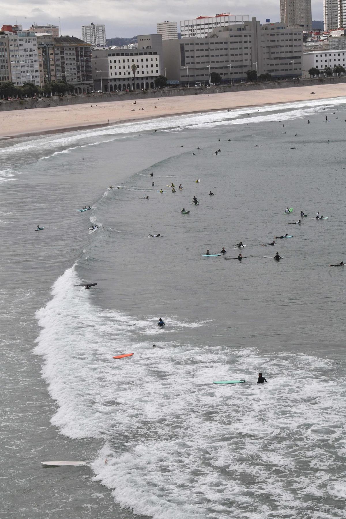 El oleaje en el Orzán anima a los surfistas de A Coruña a subirse a las tablas El oleaje en el Orzán anima a los surfistas de A Coruña a subirse a las tablas