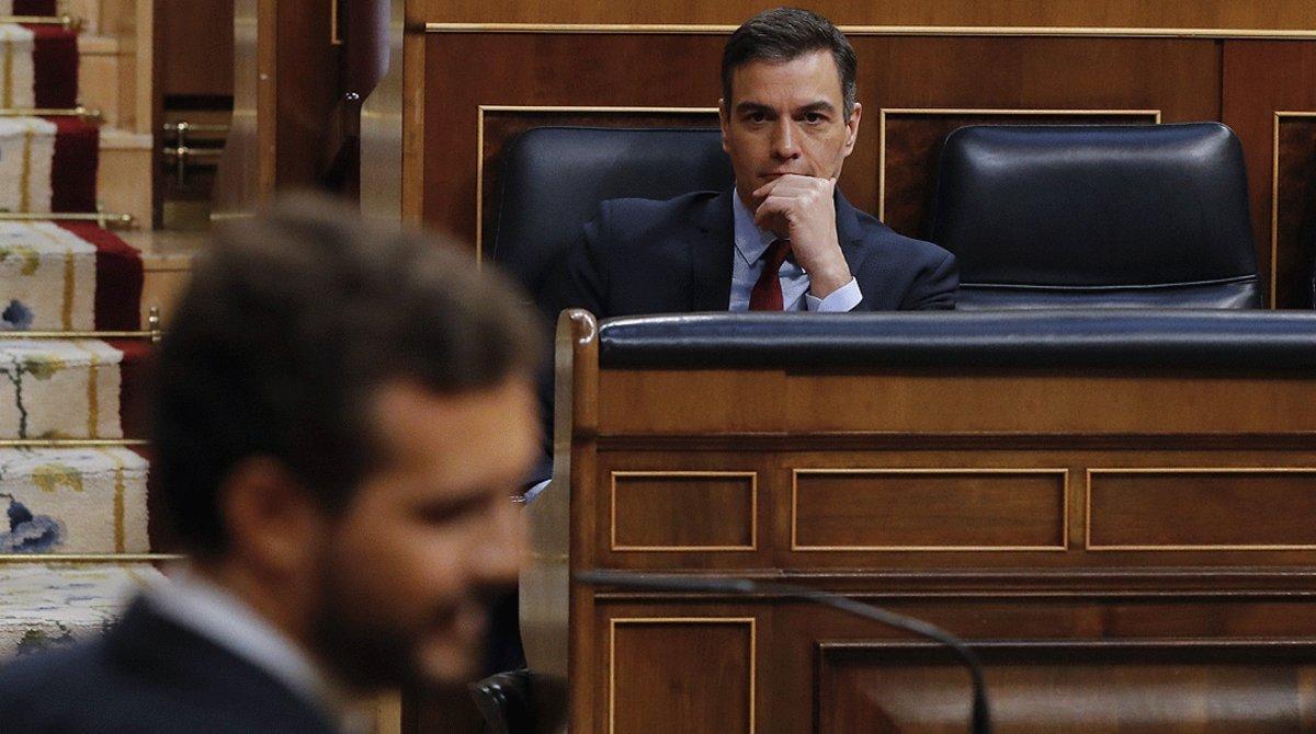 Pedro Sánchez observa a Pablo Casado, en el Congreso de los Diputados, el 20 de mayo. Pedro Sánchez observa a Pablo Casado, en el Congreso de los Diputados, el 20 de mayo.