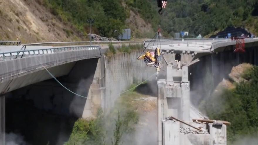Cae el vano del viaducto de la A-6 tras algo más de 48 horas de trabajos para desmontarlo