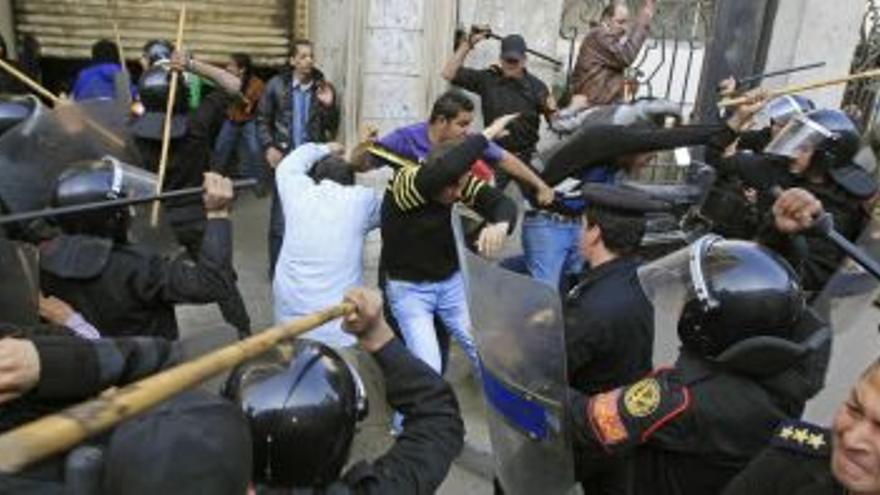 Los egipcios plantan cara al régimen de Mubarak a pesar de la represión