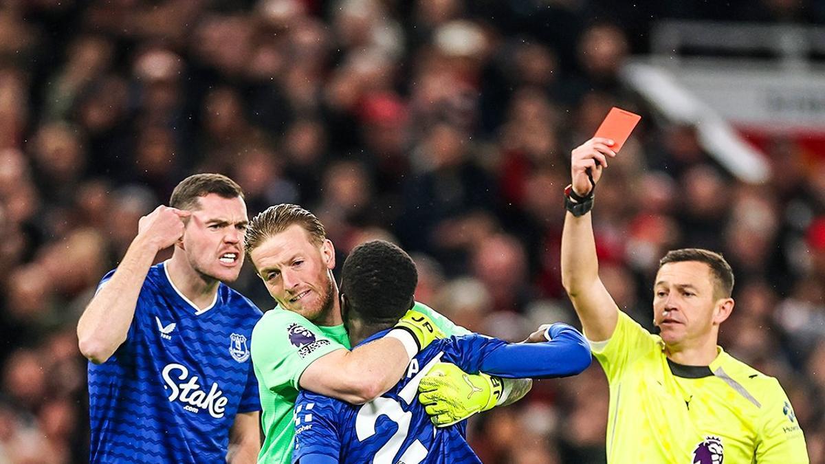 Gueye se disculpa con sus compañeros por pegar a Keane