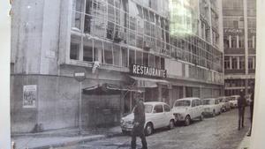 Así quedó el edificio en el que estaba la redacción de El Papus tras el atentado de la ultraderecha contra la revista satírica.