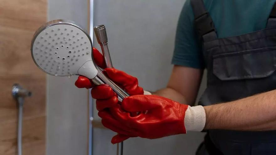 Adiós a las alcachofas de ducha obstruidas por la cal: en 30 segundo puedes eliminar el problema