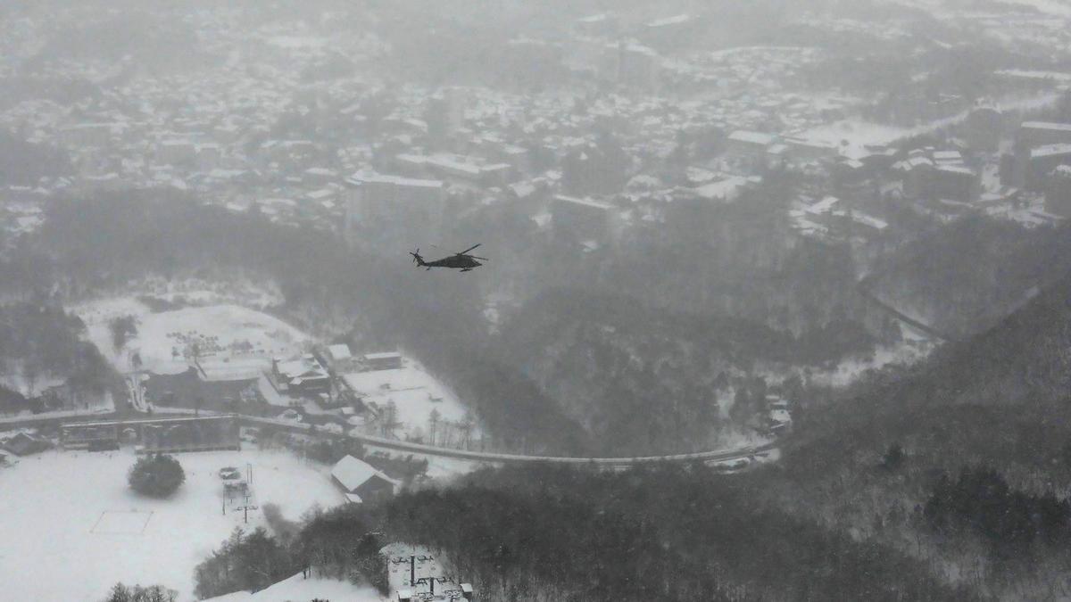 Vistas desde un helicóptero de la estación de esquí de Kusatsu, después de la avalancha de nieve provocada por la erupción de un volcán.