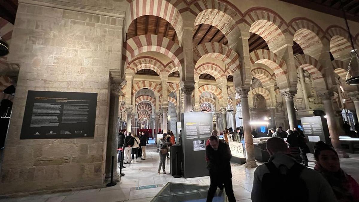 Visitantes en la exposición 'Cambio de era' que acoge en la actualidad la Mezquita-Catedral de Córdoba.