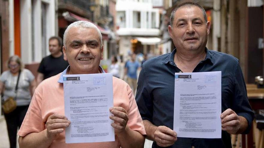 Manuel Carro y Jesús López, de El Cocodrilo y O Tarabelo, con sus licencias de terraza en la calle Barrera.