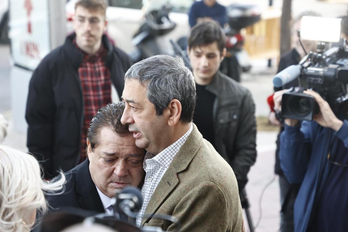 El Soro y Vicente Barrera se abrazan en la capilla ardiente de Arévalo en València