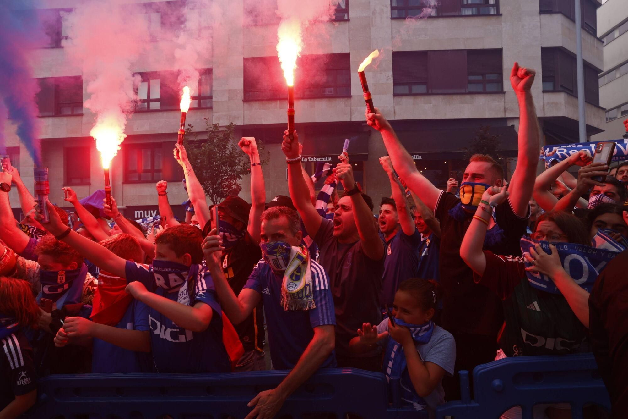 EN IMÁGENES: Espectacular recibimiento de la afición del Oviedo a su equipo antes de la vuelta por el ascenso contra el Almería