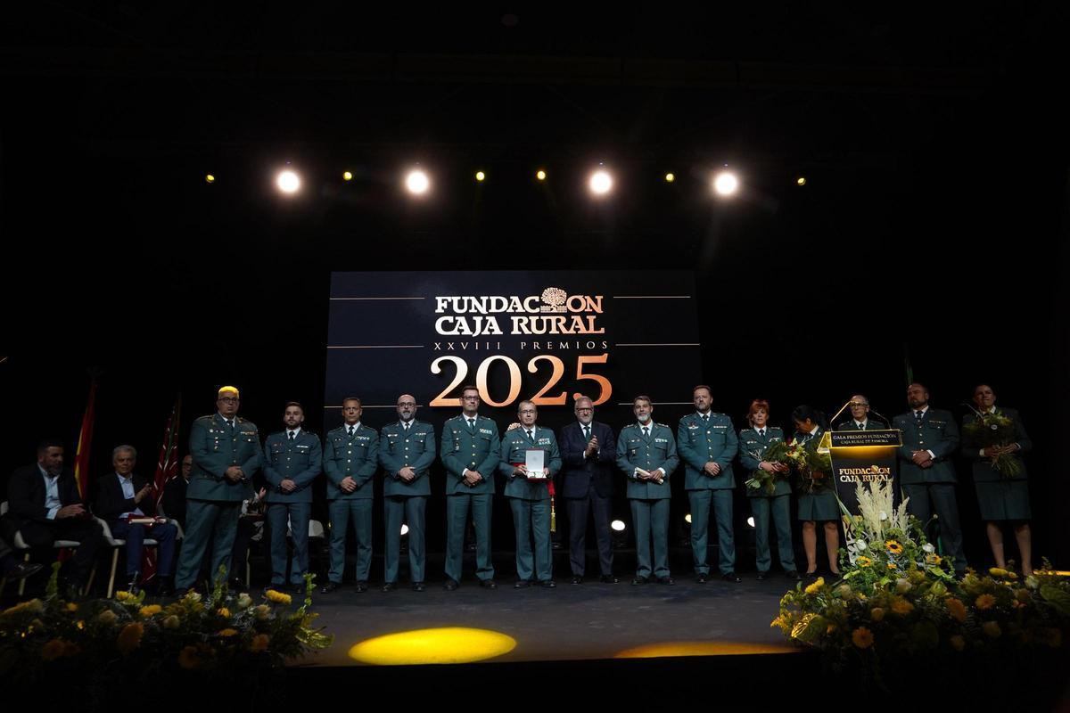 La Guardia Civil, premio Zamorano del Año de la Fundación Caja Rural. Entrega el presidente de las Cortes de Castilla y León, Carlos Pollán.
