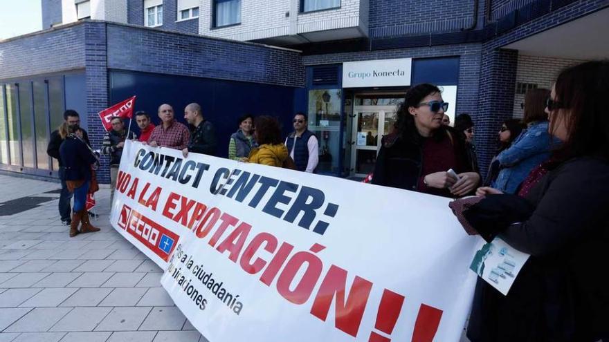 Participantes en la concentración, ayer, ante la sede avilesina de la empresa Konecta.