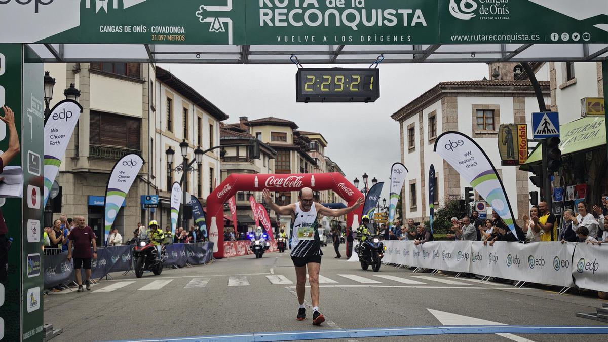 El Corredor Luis Salcines completa su 37 Media Maratón Ruta de la Reconquista
