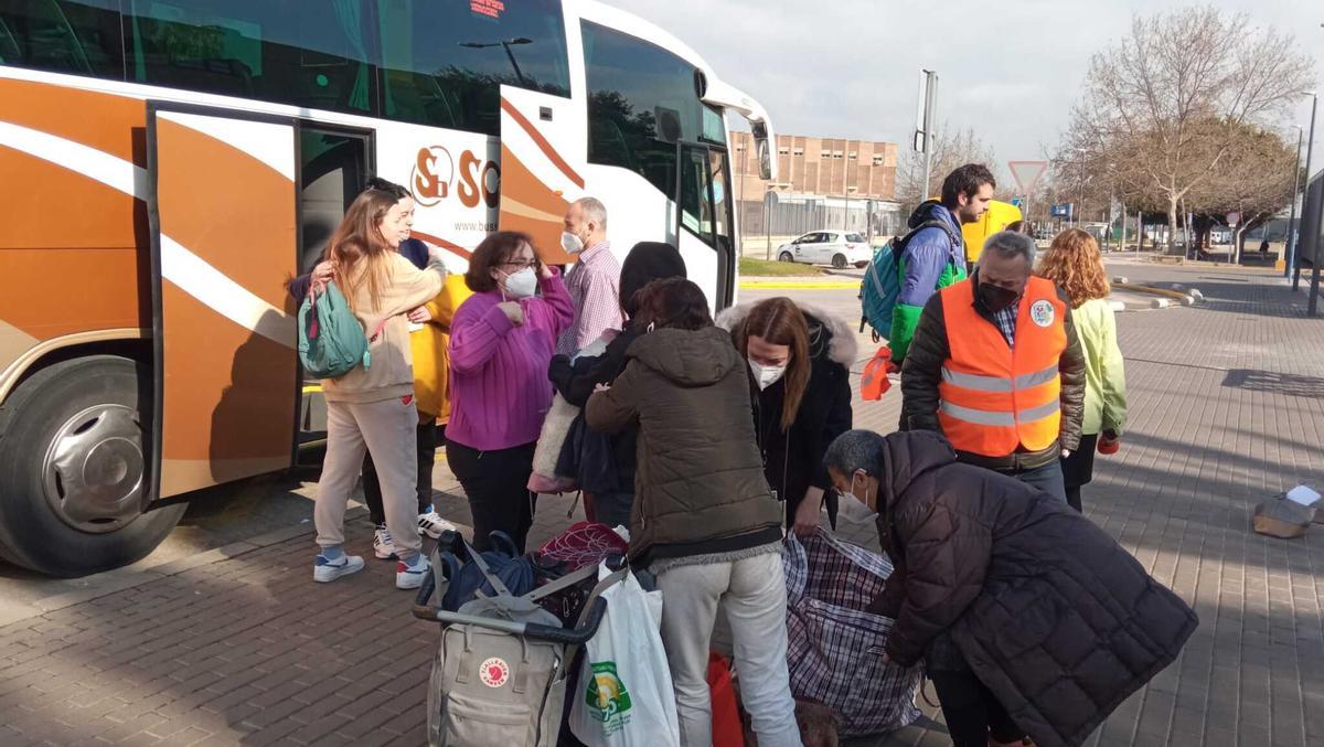 Familias ucranianas se preparan para su viaje de Valencia a Bilbao.