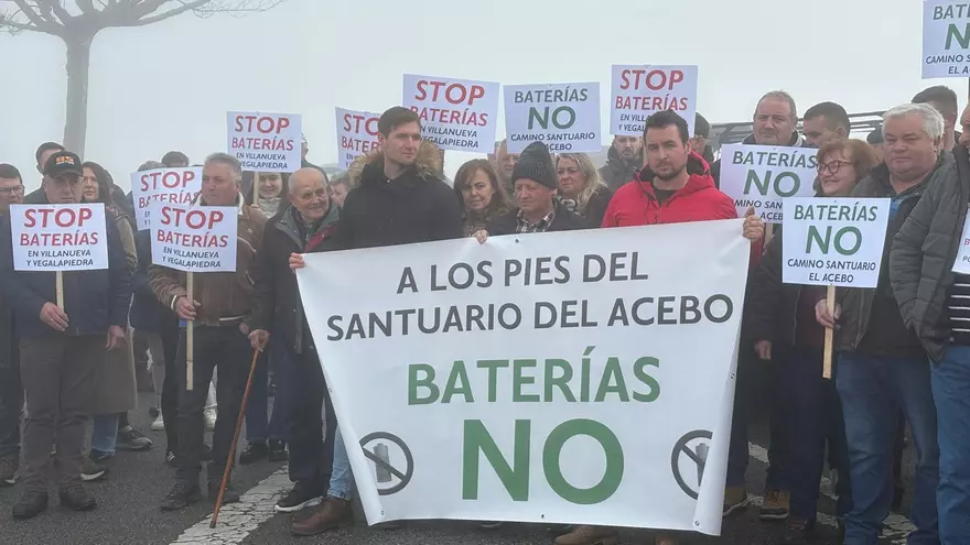 Un centenar de personas protestan contra la instalación de un parque de baterías en la zona de Veigalapiedra, en Cangas del Narcea